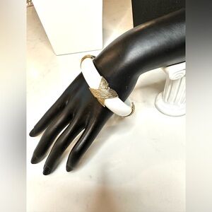 💛💛 Vintage White Bangle Bracelet w/ Gold Accents 💛💛